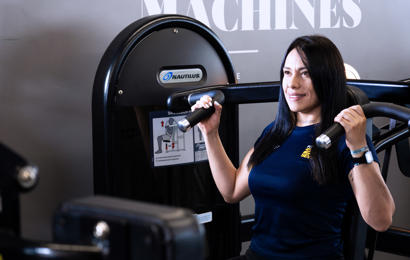 Entrenamiento de pecho en la zona de musculación de Fitness24Seven con máquinas de resistencia de última tecnología.