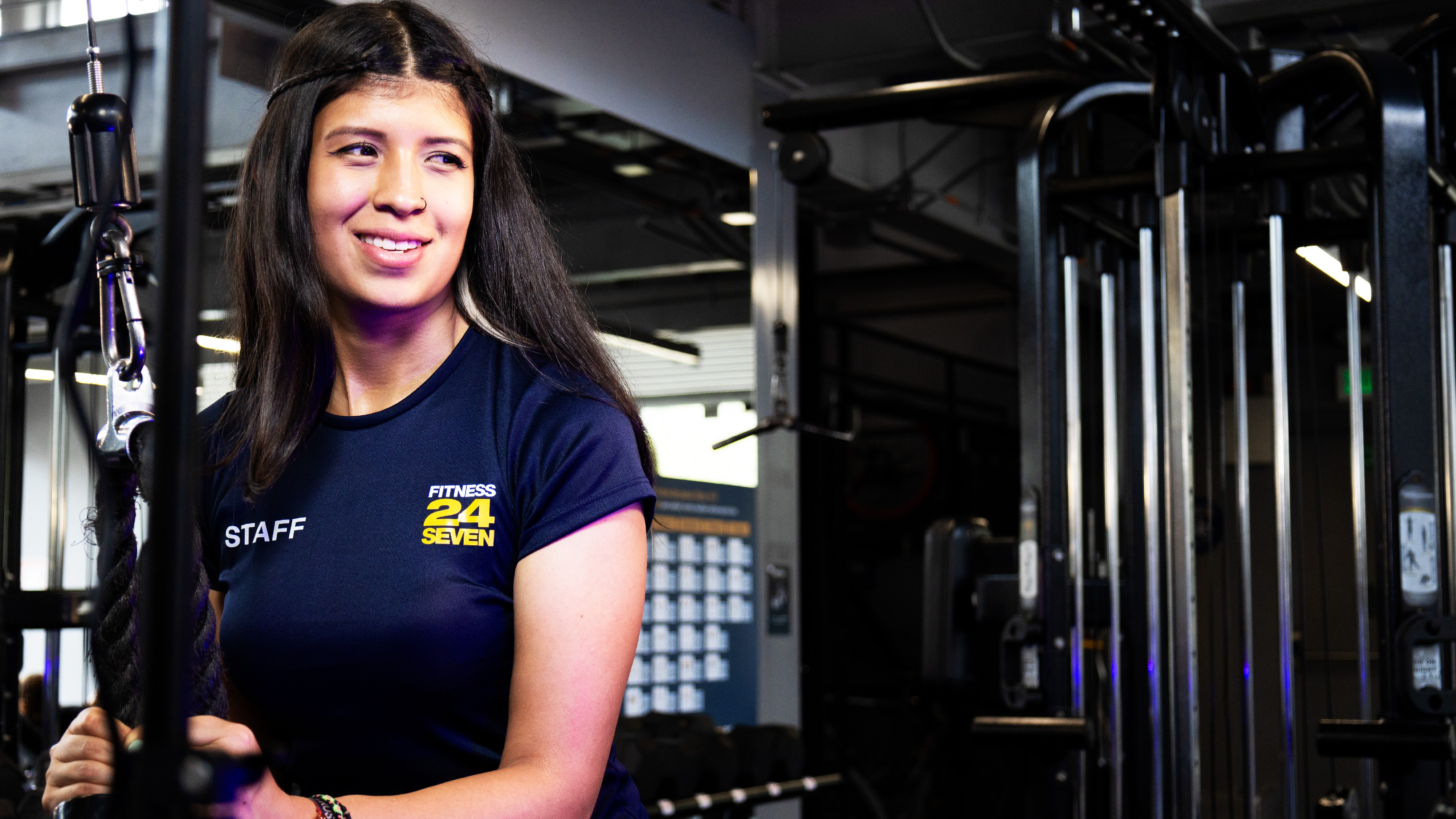 Asesoría profesional para realizar ejercicios de fuerza en equipos de poleas y mejorar tu entrenamiento en Fitness24Seven.