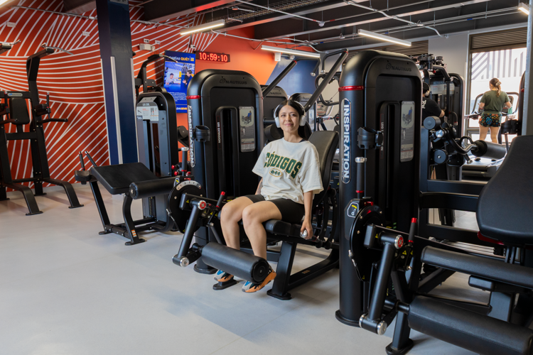 Entrenamiento de piernas con máquinas de resistencia Fitness24Seven para desarrollar fuerza y estabilidad.