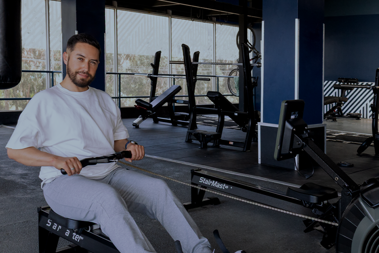 Entrenamiento en gimnasio Fitness24Seven para mantenerte activo y convertir el ejercicio en un hábito.