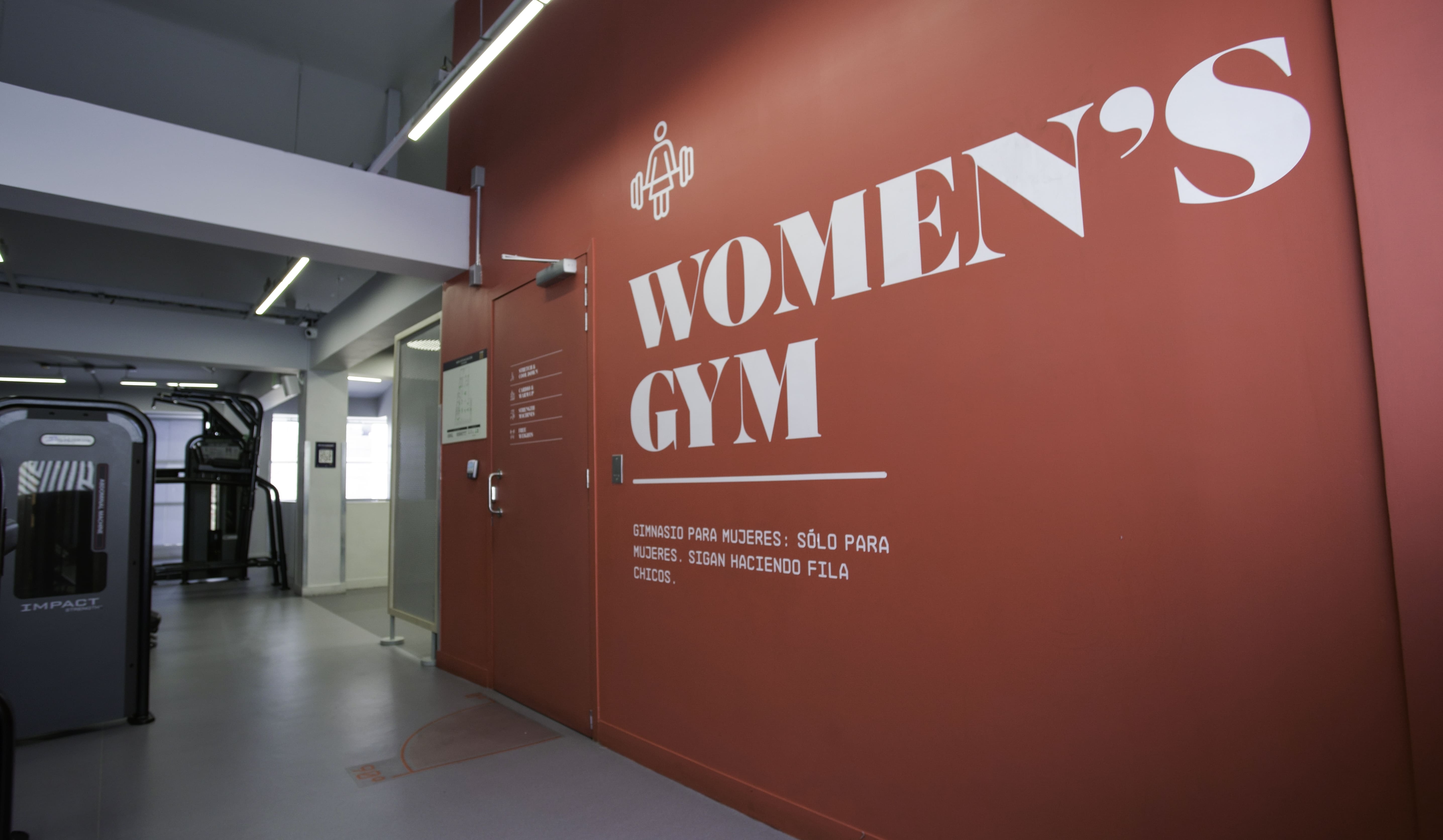 Woman Gym es un espacio dentro de Fitness24Seven equipado para que las mujeres puedan realizar sus rutinas de entrenamiento con comodidad y privacidad.
