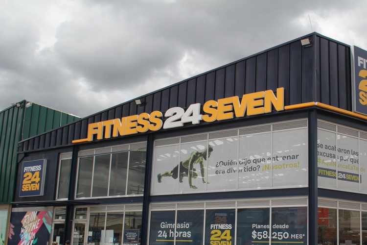 En nuestra sede Chía Fitness24Seven entrena a tu ritmo, con máquinas modernas, amplias zonas de entrenamiento y espacios pensados para acompañarte en cada objetivo.